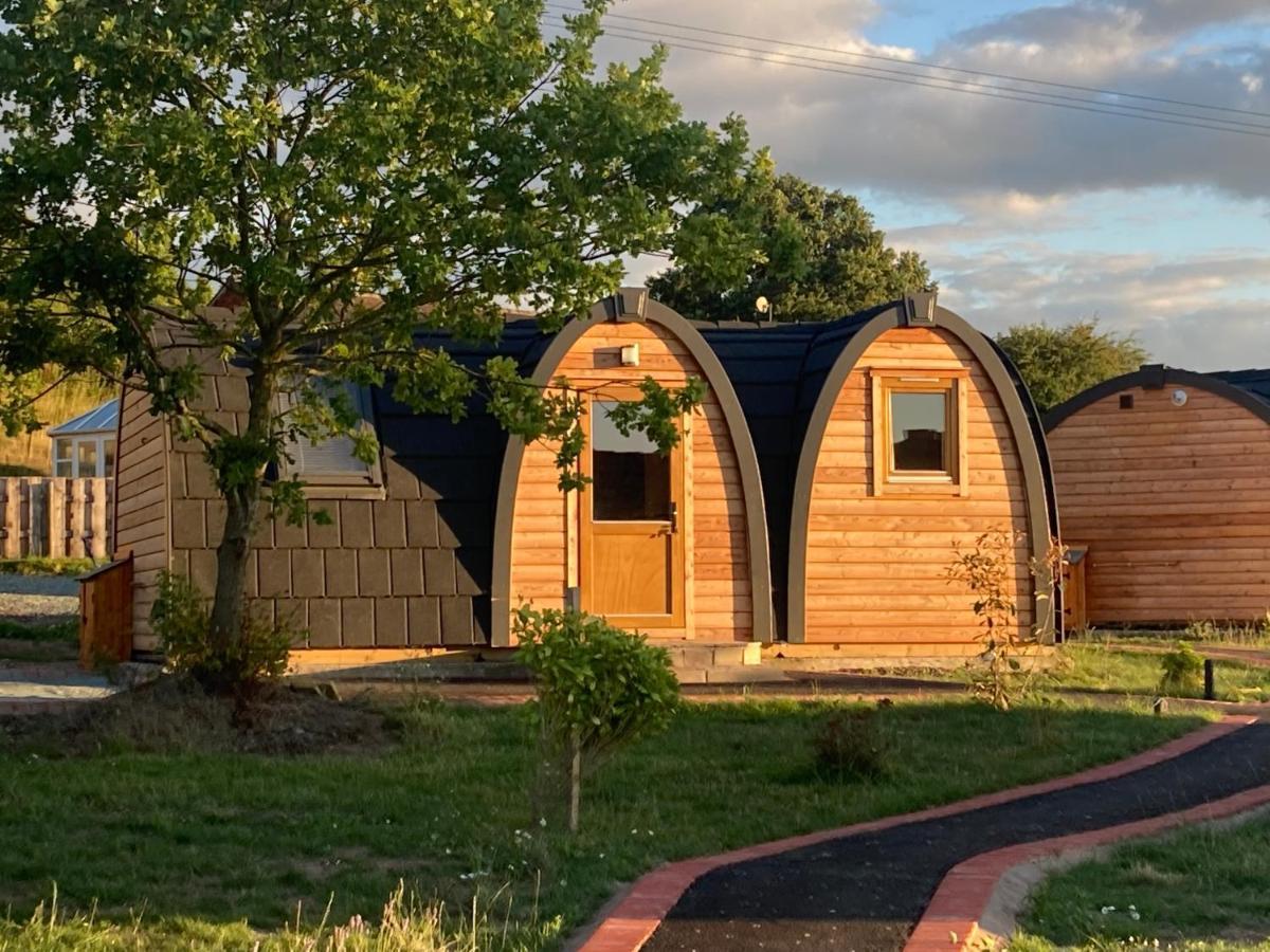 Hotel Squirrel Glamping Pod School House Farm à Leighton  Extérieur photo