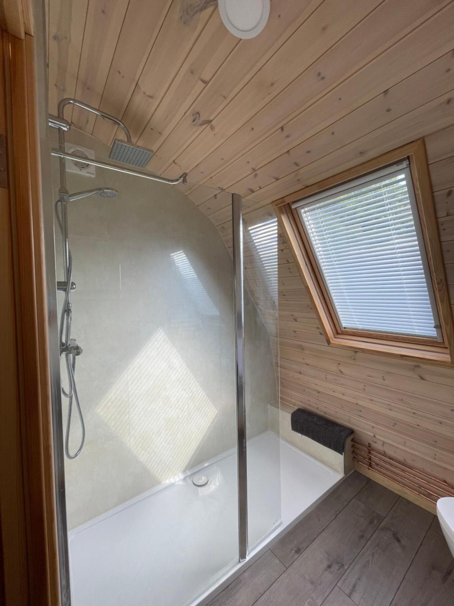 Hotel Squirrel Glamping Pod School House Farm à Leighton  Extérieur photo