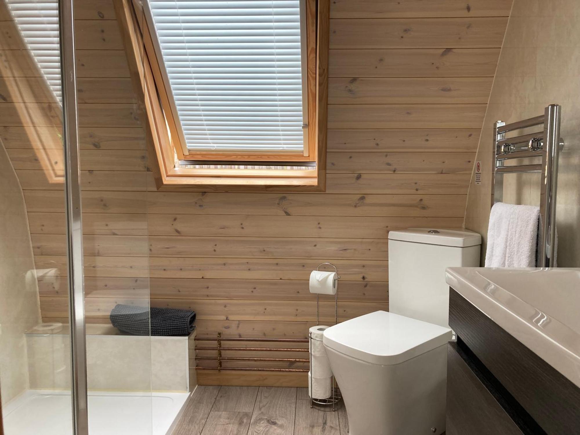 Hotel Squirrel Glamping Pod School House Farm à Leighton  Extérieur photo