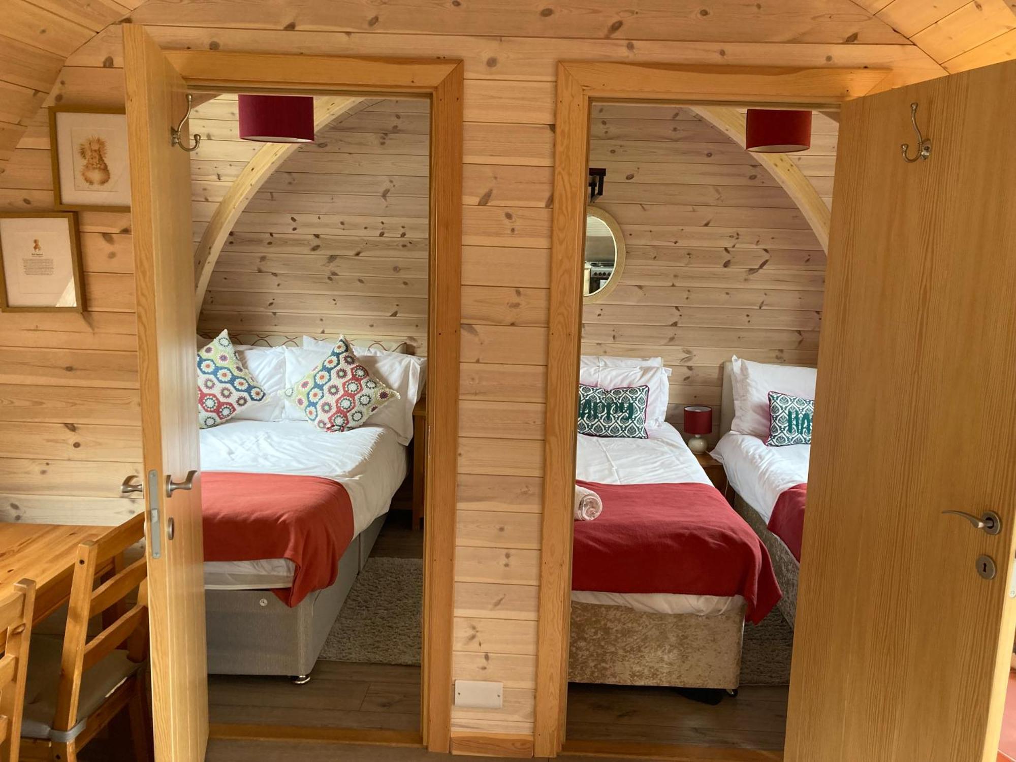 Hotel Squirrel Glamping Pod School House Farm à Leighton  Extérieur photo